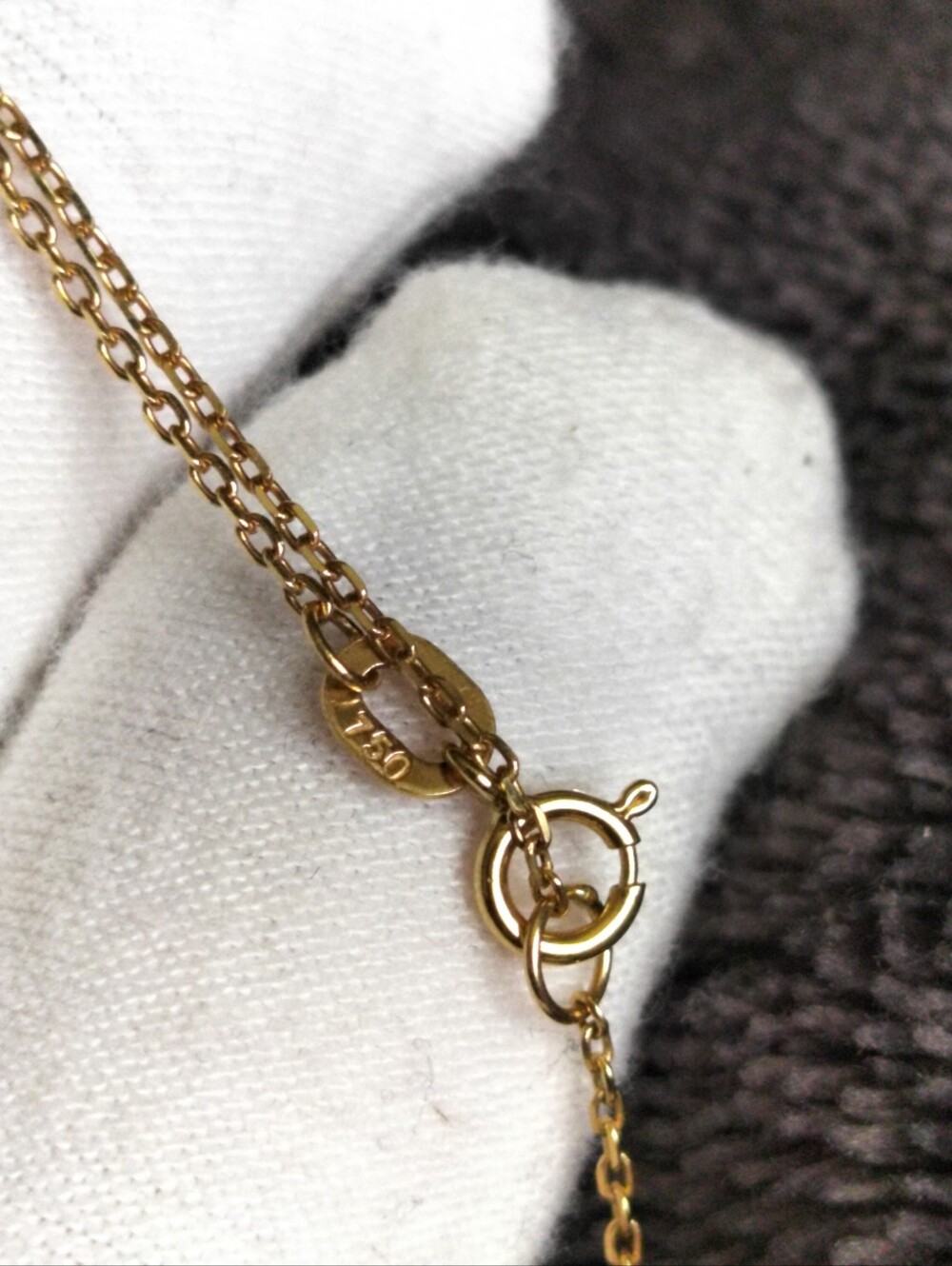 18k "R" initial necklace! - Picture 5 of 7